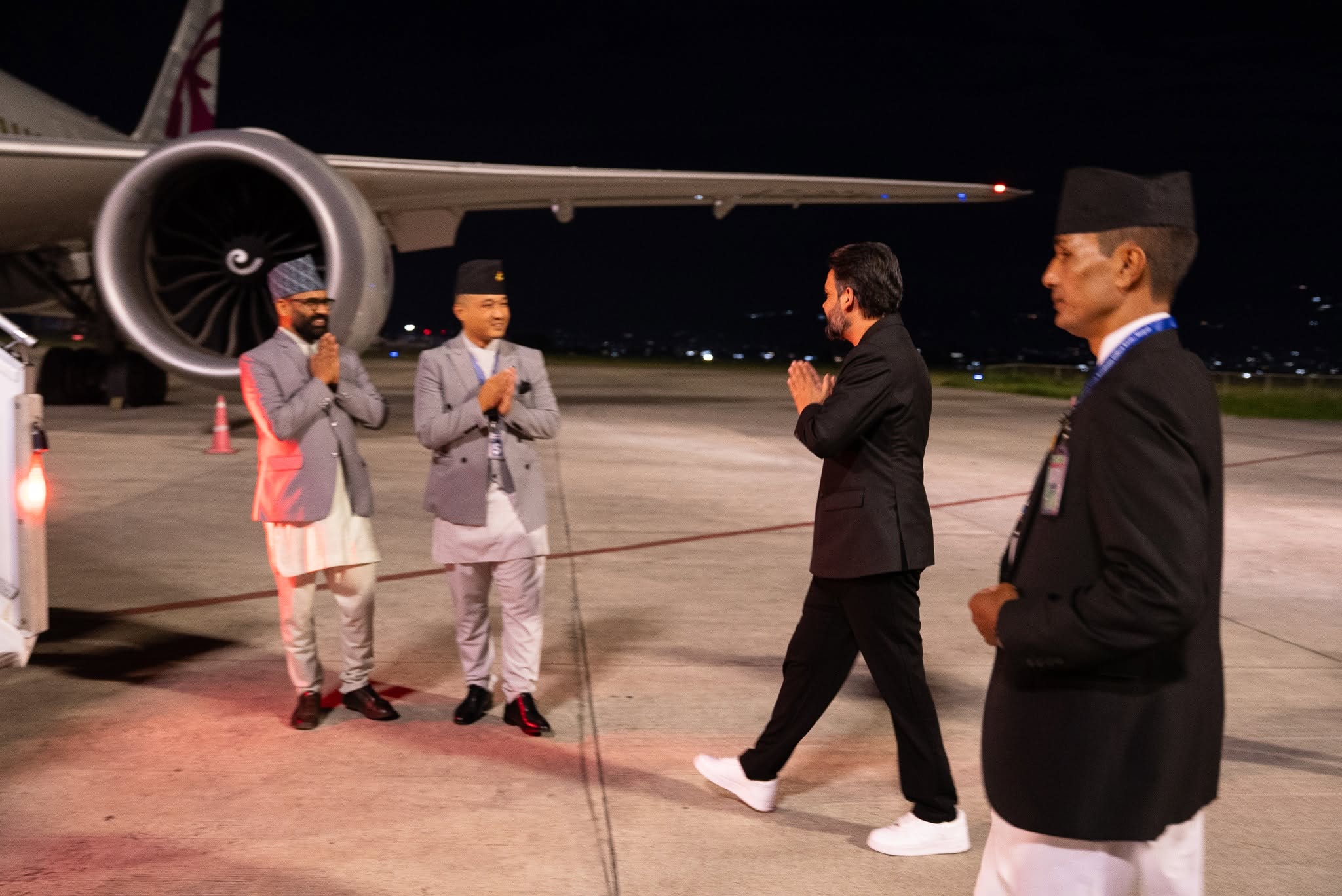 न एयरपोर्टमा सलामी, न बिदाईको हूल, ‘ट्रान्जिट’को जहाजमा अमेरिका उडे प्रधानमन्त्री 
