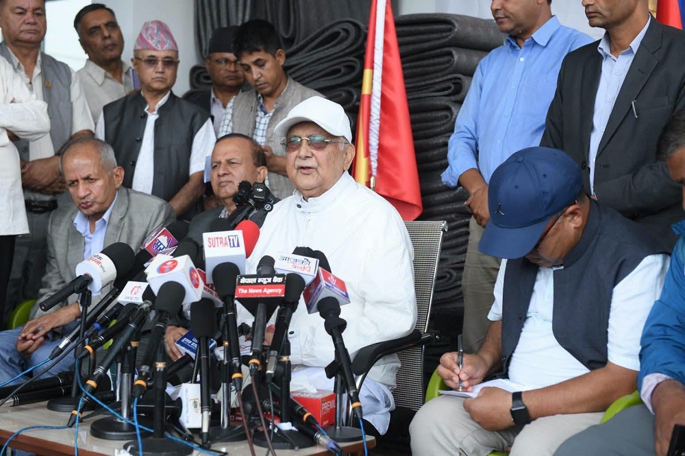 राहतका पोका कार्यकर्तालाई दिँदै ओलीले भने- सरकारले बाँड्ला भन्ने विश्वास छैन
