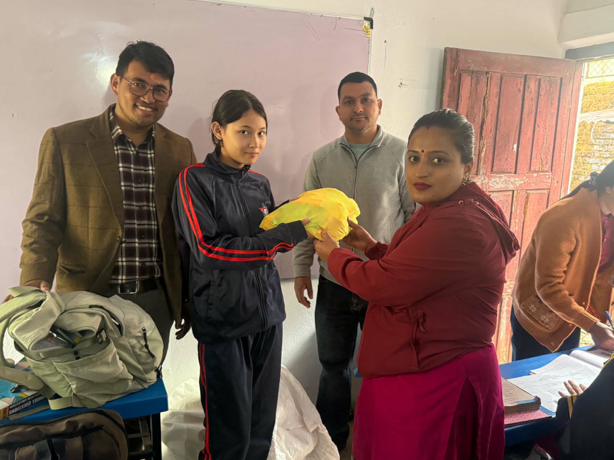 बाढीले बगाएको त्रिभुवन त्रिशूली माबिका विद्यार्थीहरूलाई शैक्षिक सामग्री र मनोसामाजिक परामर्श
