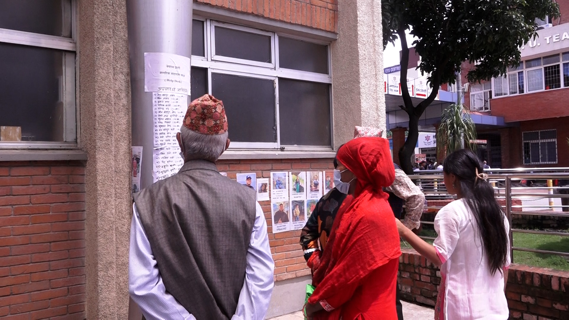 जसले हराएका आफन्त खाेजिरहेछन् 