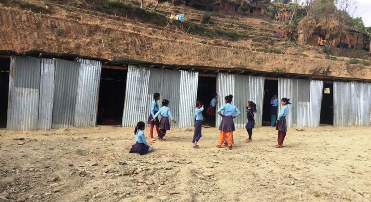घरबाटै पानी बोकेर तिर्खा मेट्छन् विद्यार्थी