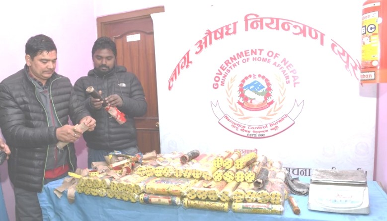धुपको बट्टामा राखेर चरेसको पार्सल ! समातिइन् डान्सर