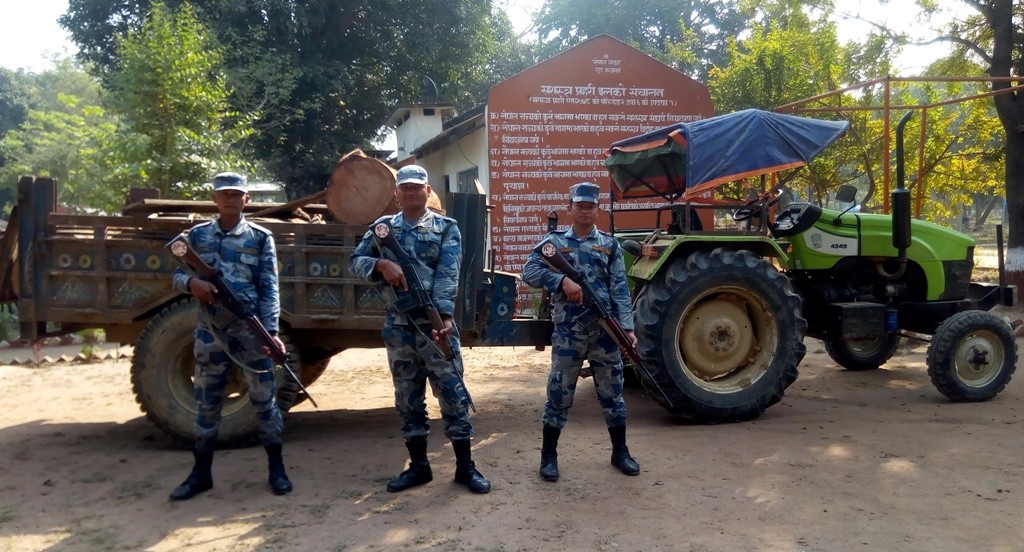 ट्रयाक्टरसहित अबैध काठ बरामद