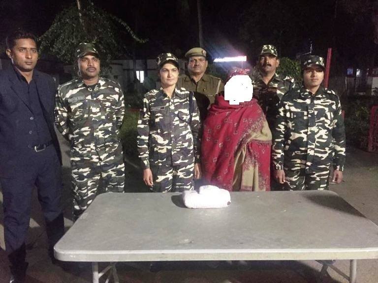 अफीमसहित महिला पक्राउ