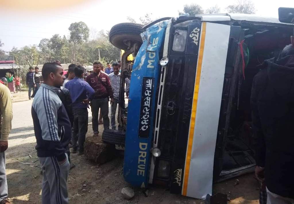 ओभरटेक गर्दा बसले कारलाई ठोक्यो