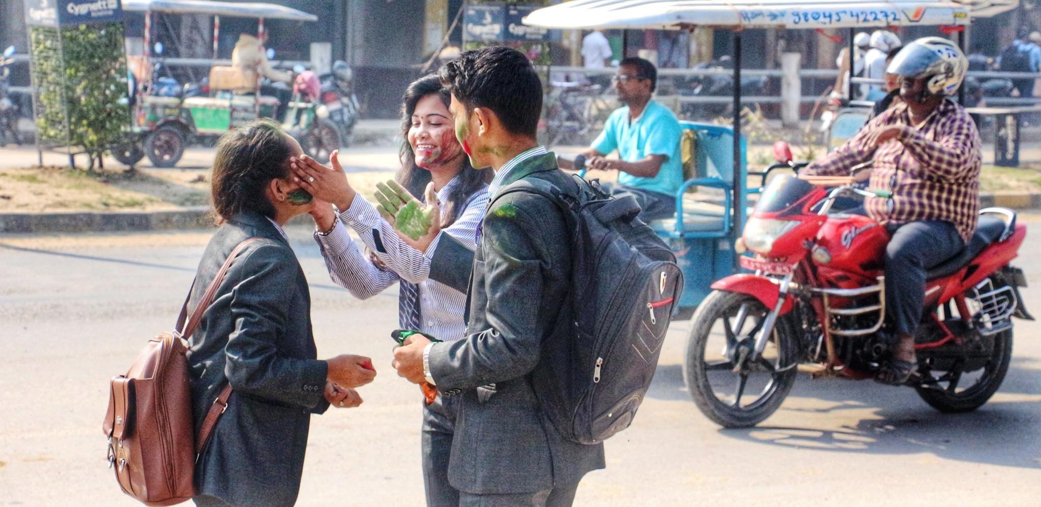 होलीमय नेपालगन्ज: विद्यार्थीले मनाए होली