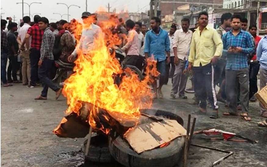 शिक्षामन्त्रीको पुत्ला जलाइयो, राज्यमन्त्रीको गाडी तोडफोड