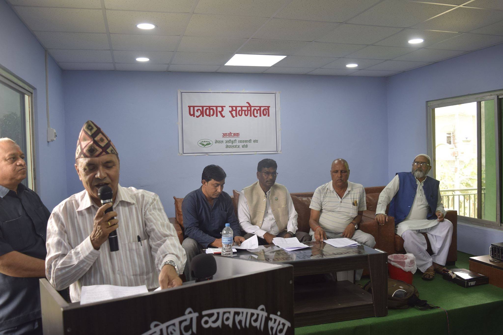 गुणस्तरहीन बन्दै जडिबुटी