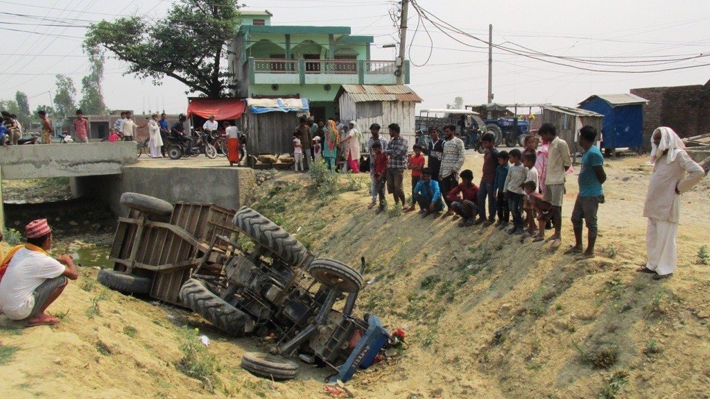 ट्रयाक्टर दुर्घटनामा एकै परिवारका तीन घाईते