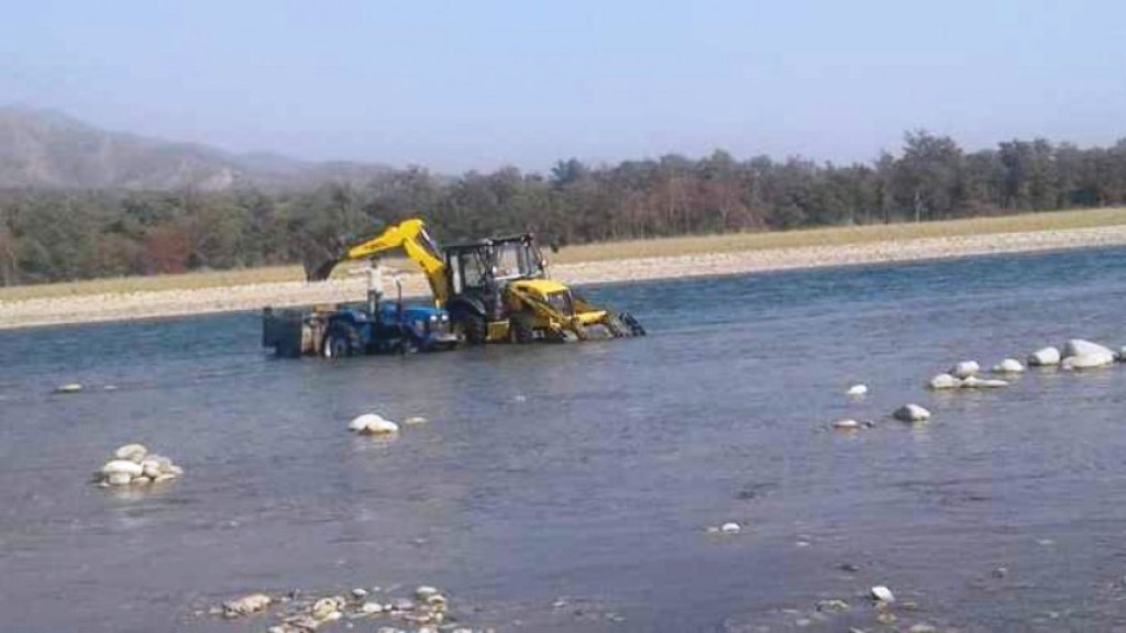 अबैध उत्खनन र ओसार पसारमा संलग्न ४ वटा सवारी साधन नियन्त्रणमा