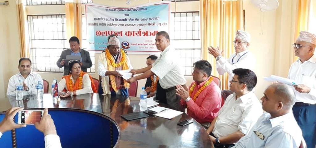 स्वास्थ्यकर्मीले बुझाए ज्ञापनपत्र