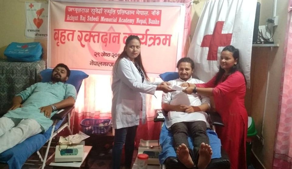 भूकम्पमा ज्यान गुमाएका सुवेदीको सम्झनामा रक्तदान