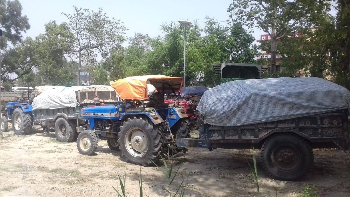 अबैध वालुवा सहित १० वटा ट्रयाक्टर नियन्त्रणमा