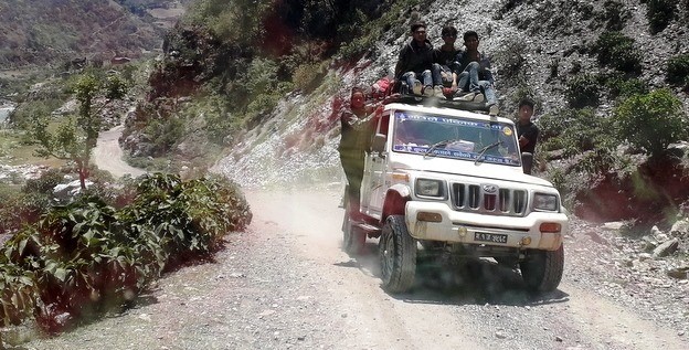 सडकमा मनोमानी, प्रशासन उदासिन