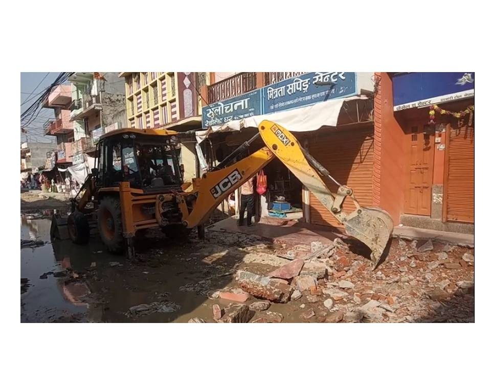 सडक अस्तव्यस्त, उपमहानगर उदासिन