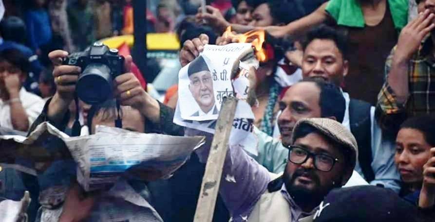 प्रधानमन्त्री र सामान्य प्रशासन मन्त्रीको पुत्ला दहन