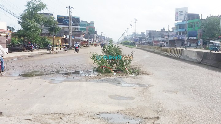 दुर्घटनाको कारक बन्दै चारलेन सडकका खाल्डा