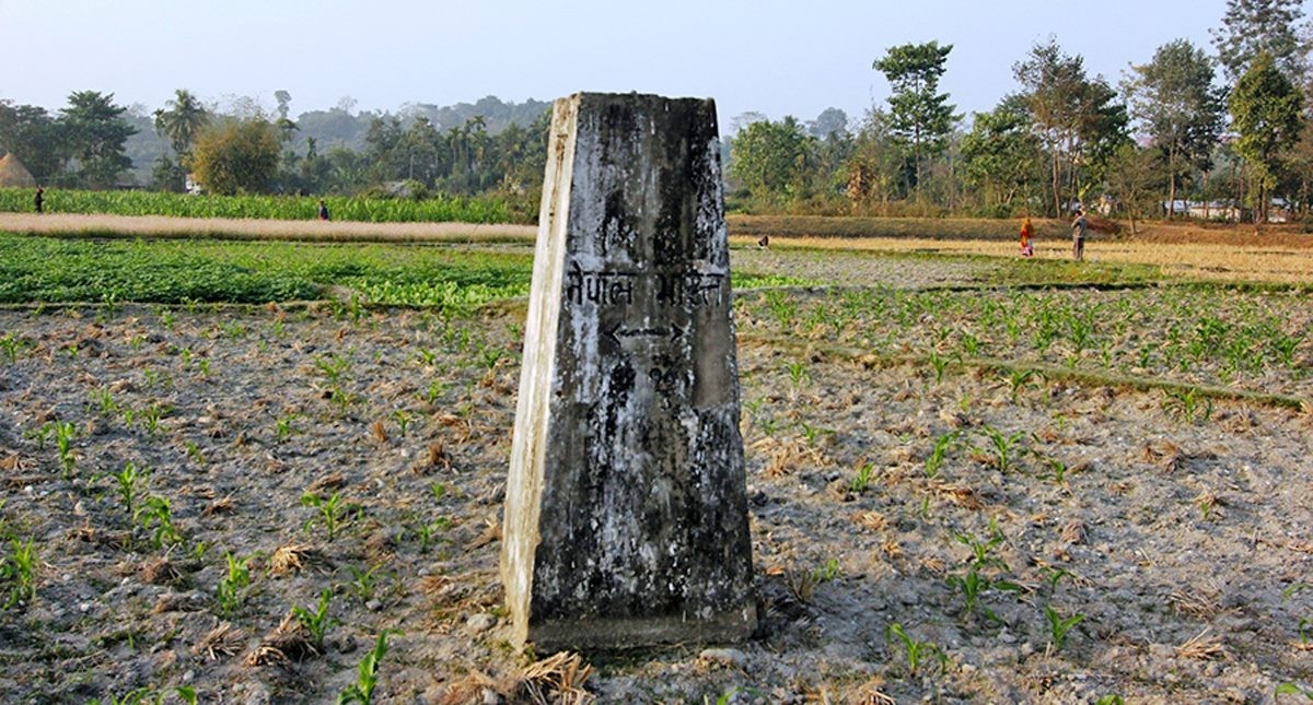 वर्षाका कारण सीमास्तम्भ ढल्यो