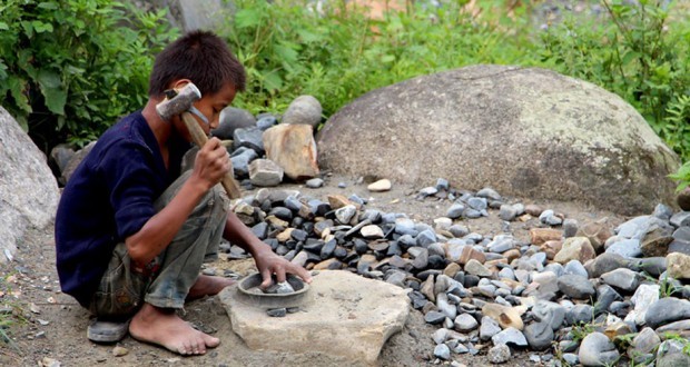दशैँ खर्च जुटाउन गिट्टी कुट्दै बालबालिका