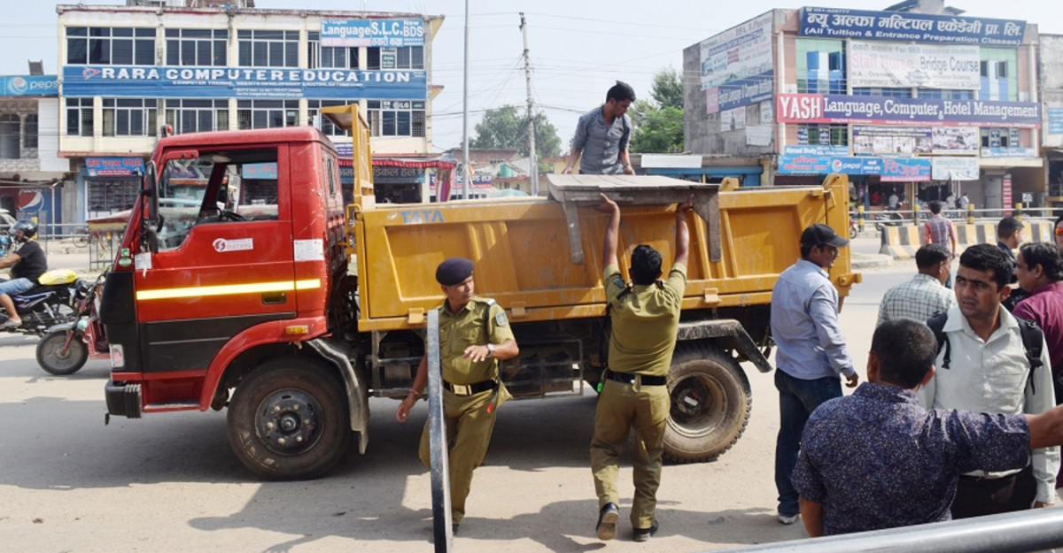 सडकः दैनिक अतिक्रमण