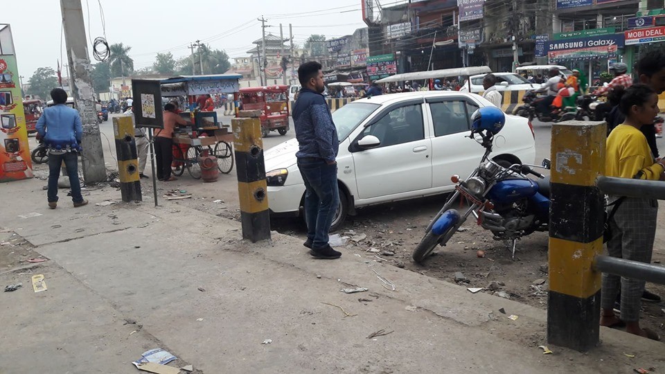 किन समात्दैन बाँके प्रहरीले रेलिङ काट्नेलाई ?