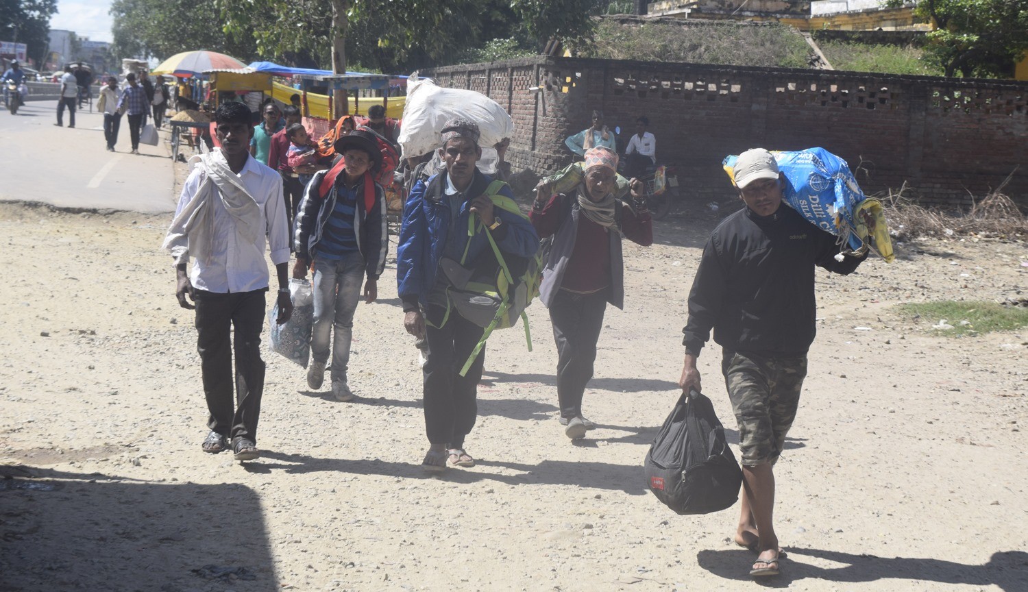 नेपाली मजदूर बाहिरीदै, भारतीय भित्रिदैं