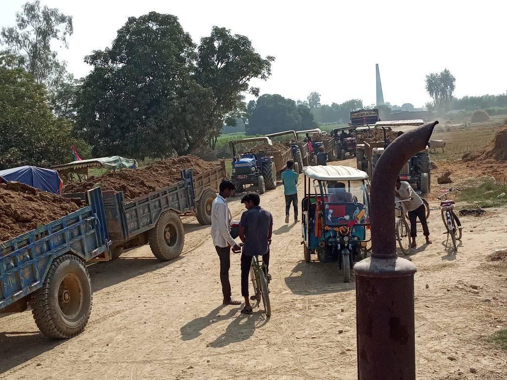 धुलाम्मे सडक निर्माणको माग गर्दै स्थानीयले गरे दुई घण्टा चक्काजाम