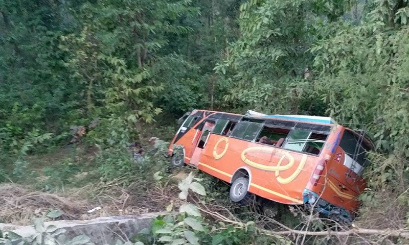 दाङ बस दुर्घटनाः दुईको मृत्यु, २८ जना घाइते