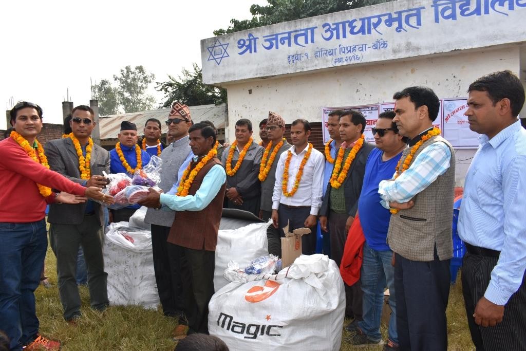 विद्यार्थीलाई जुत्ता–चप्पल व्यवसायीद्वारा सहयोग