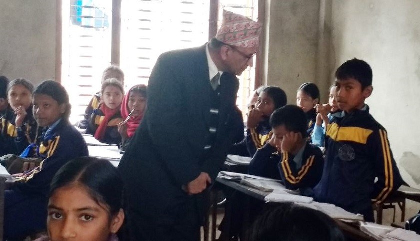 कक्षाकोठामा शिक्षा सचिव : ‘गाउँपालिकाका अध्यक्षको नाम के हो ?’