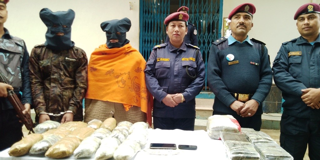 बर्दियामा १७ किलो चरेश सहित दुई पक्राउ