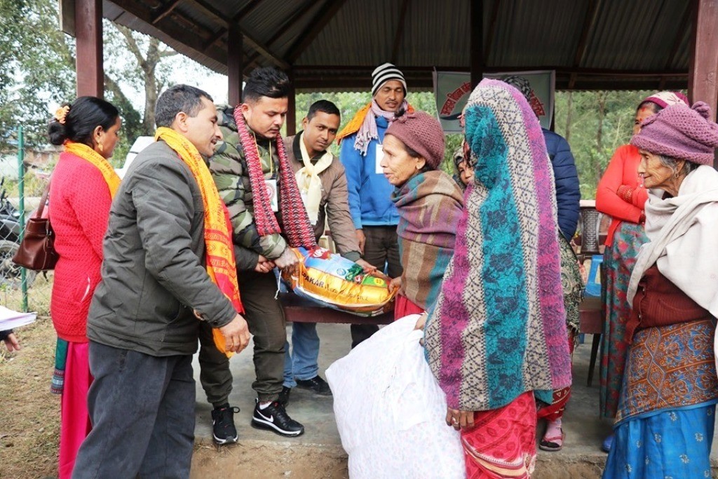 लत्ता कपडा र खाद्यन्न सहयोग