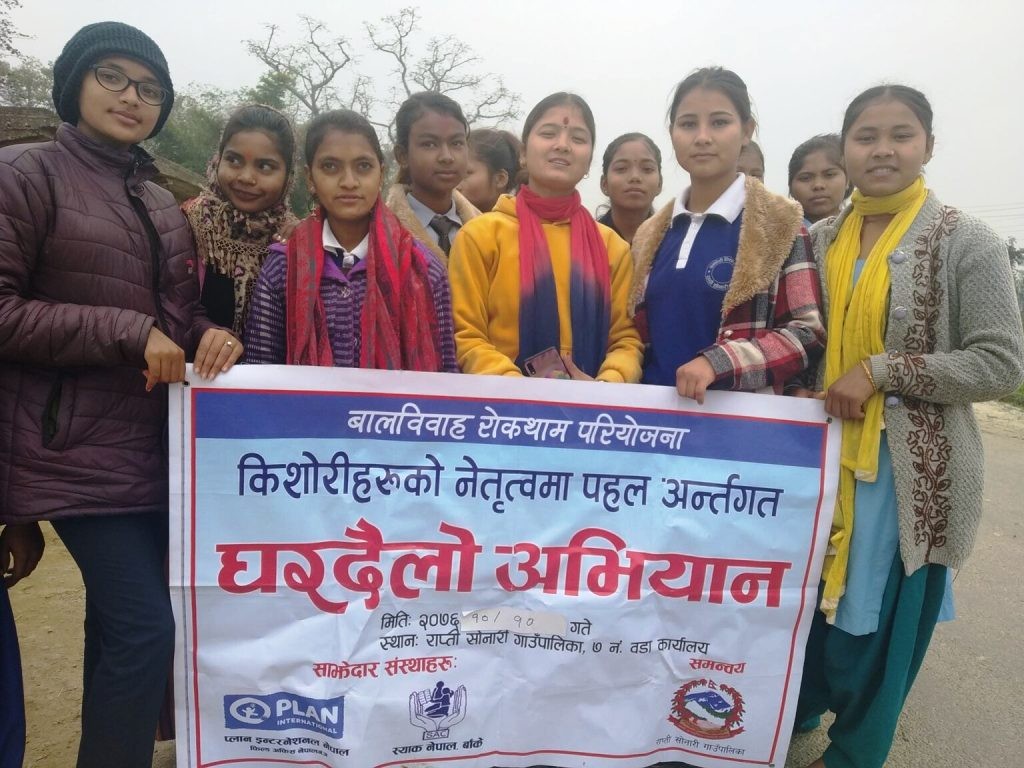 वालबिवाह रोक्न किशोरीहरुको घरदैलो