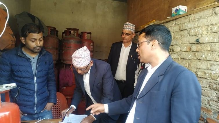 तीन ग्यास पसल कारबाही