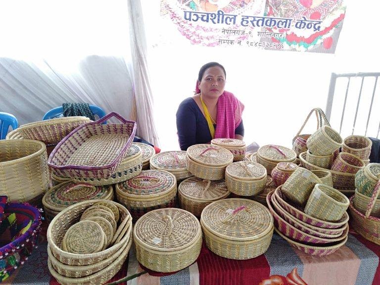 व्यवसायमा जम्दै महिला