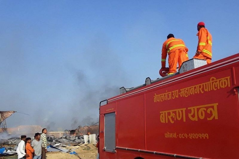 एक स्थानीय तह एक दमकल, हेलिकप्टरबाट डढेलो नियन्त्रण गरिने
