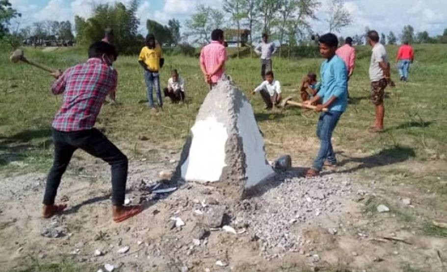 नेपाली भूमिमा गाडिएको सीमास्तम्भ तोडफोड