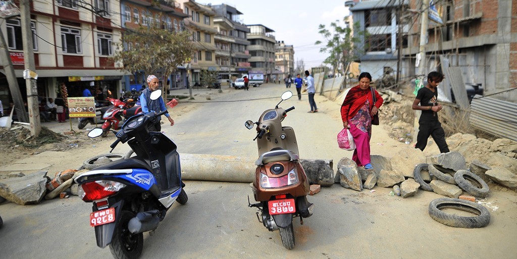मेलम्चीका स्थानीयबासीले गरे बाटो बन्द