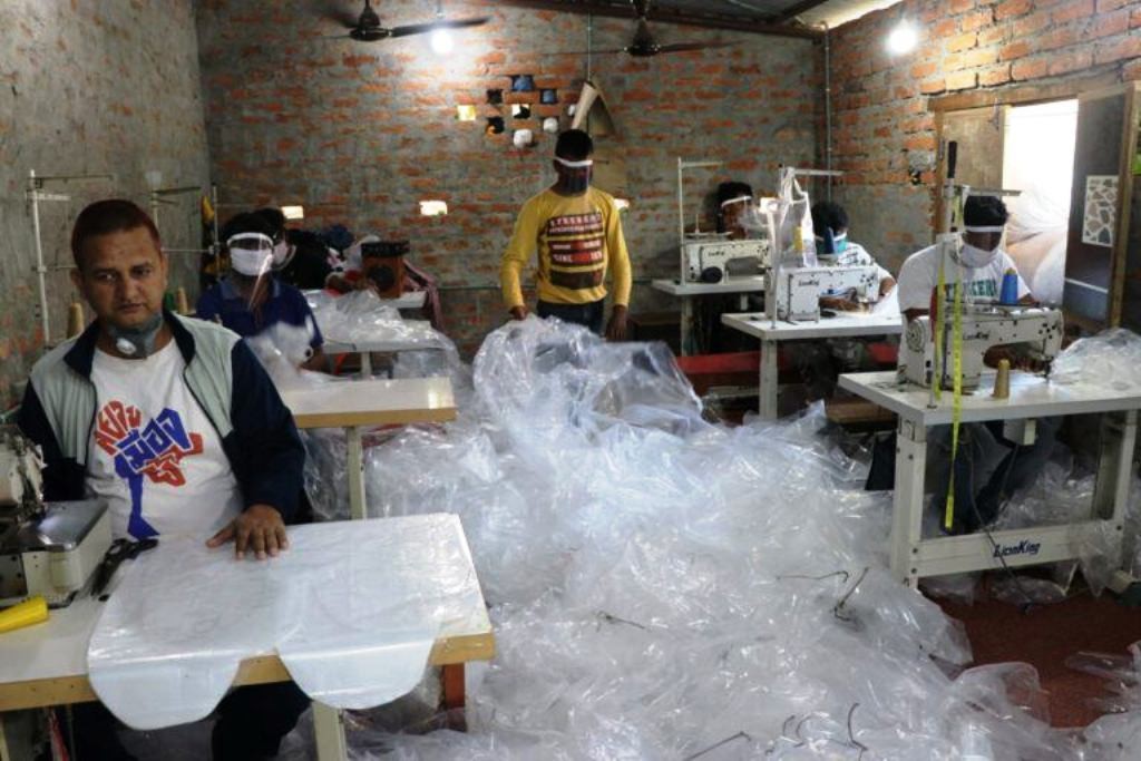 डाक्टर पारसको डिजाईनमा पिपिई: व्यवसायीलाई भ्याई नभ्याई