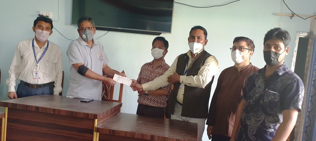 गोरखा स्कुलका शिक्षकद्वारा एक लाख सहयोग