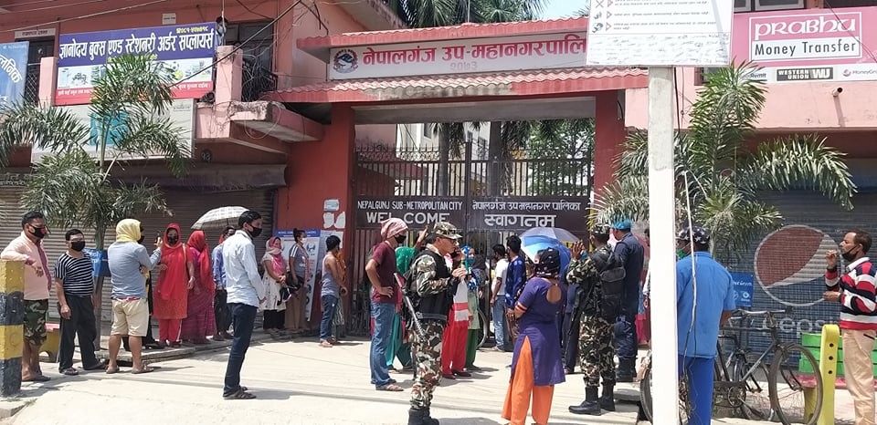 राहत नपाएपछि सामाजिक दूरी तोड्दै आन्दोलन