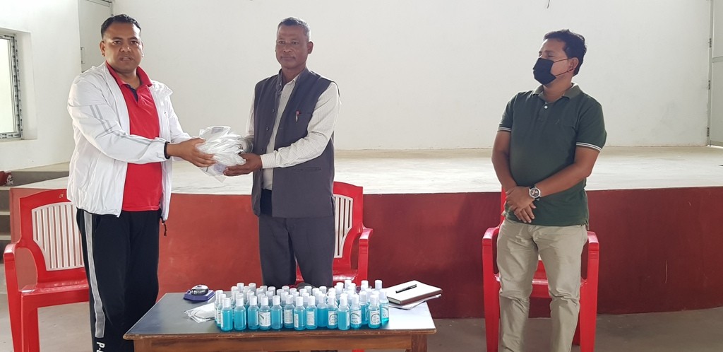 पत्रकार भण्डारीद्वारा राप्ती सोनारी गाँउपालिकालाई एन–९५ मास्क र स्यानिटाइजर प्रदान