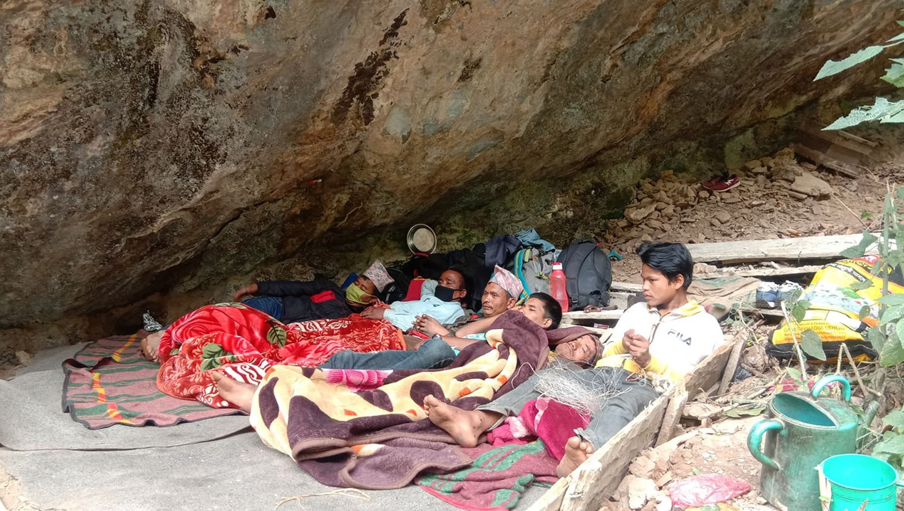 राति ओडारको क्वारेन्टाइनमा, दिनभर घरको काममा