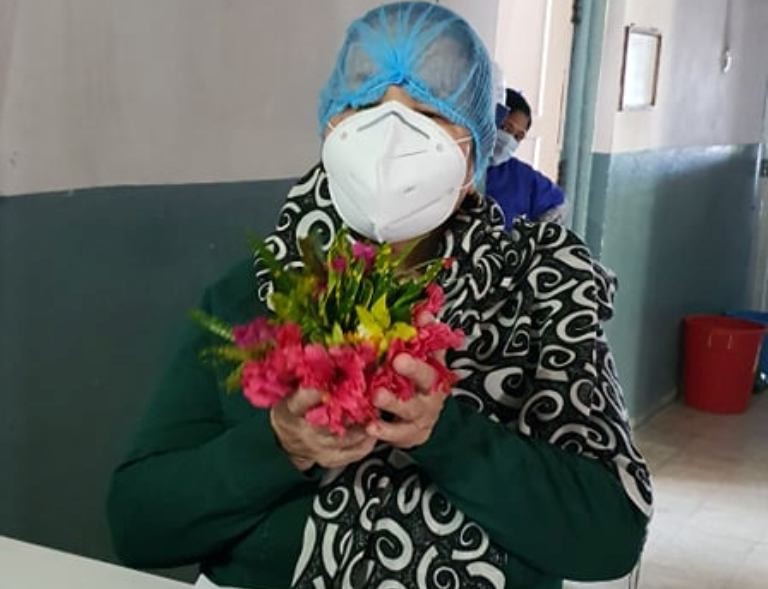 खुशी हुँदै फर्किइन् कोरोनामुक्त आमा