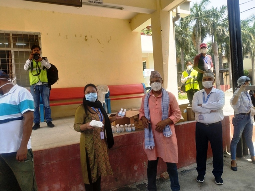 उपमहानगरपालिकाद्वारा पत्रकारलाई मास्क र सेनिटाईजर सहयोग