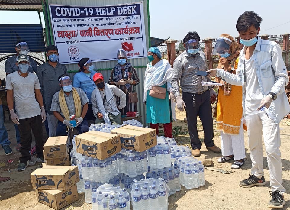 अनेरास्ववियूद्धारा भारतबाट घर फर्किन थालेका नेपालीलाई नास्ता पानी वितरण
