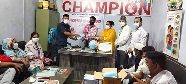 बास र वडा न. ५ द्धारा स्वास्थ्यकर्मी र प्रहरीलाई स्वास्थ्य सामग्री प्रदान