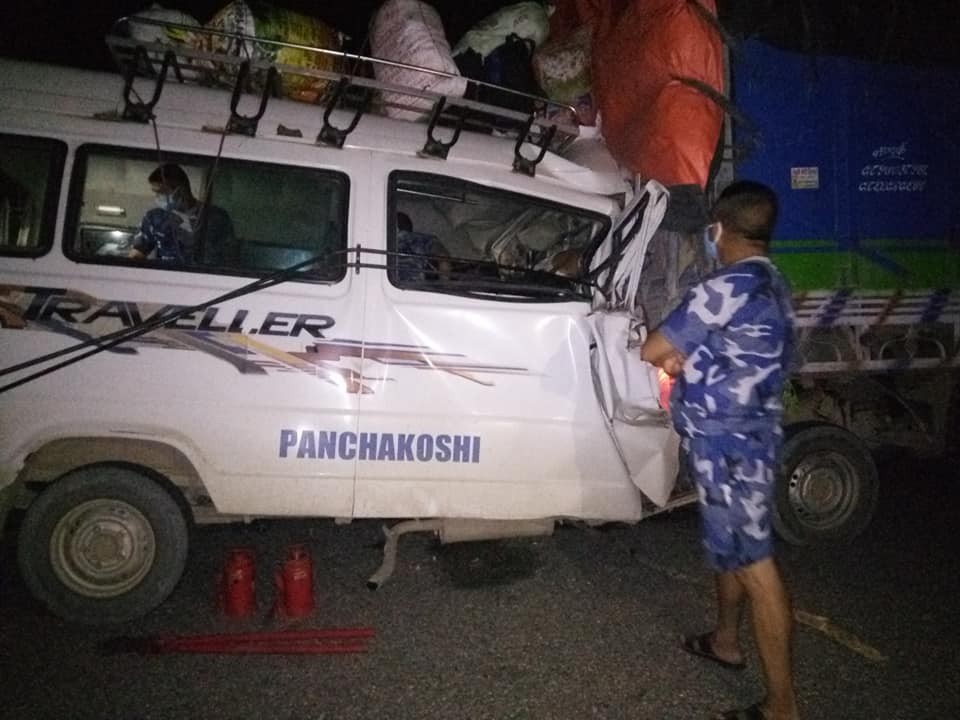भारतबाट घर फर्किरहेकाहरु चढेको हाइस बाँकेको अगैया जंगलमा दुर्घटना, १२ जनाको मृत्यु