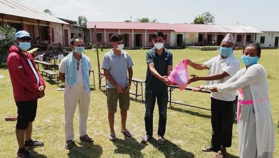 नेकपा नेता खत्रीद्धारा स्वास्थ्य सामग्री प्रदान