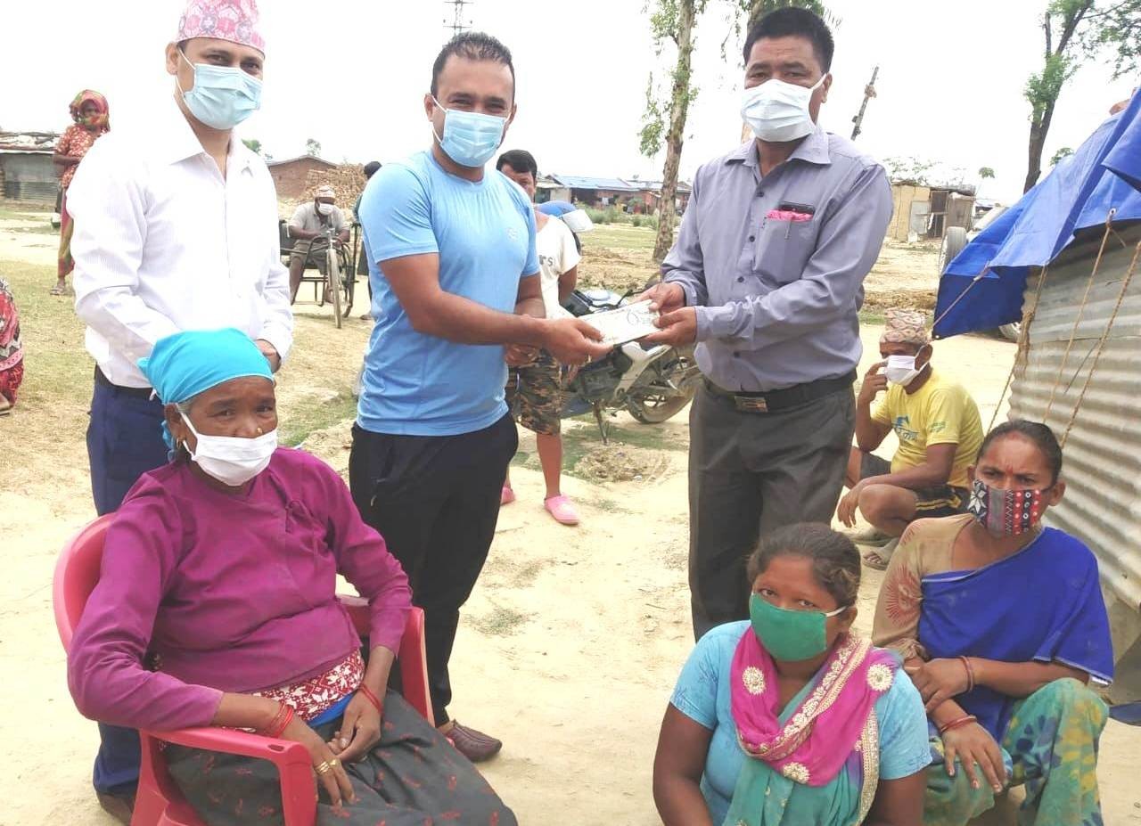 डा.शाहद्धारा छोराको जन्मदिनमा अपाङ्ग भएका ३ जनालाई घर बनाउन रकम प्रदान